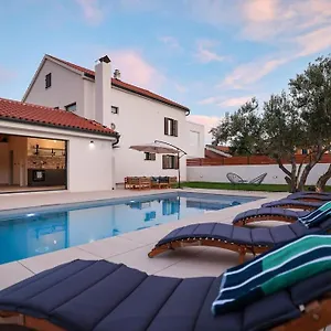 https://villa-elaia.hotelinzadar.com